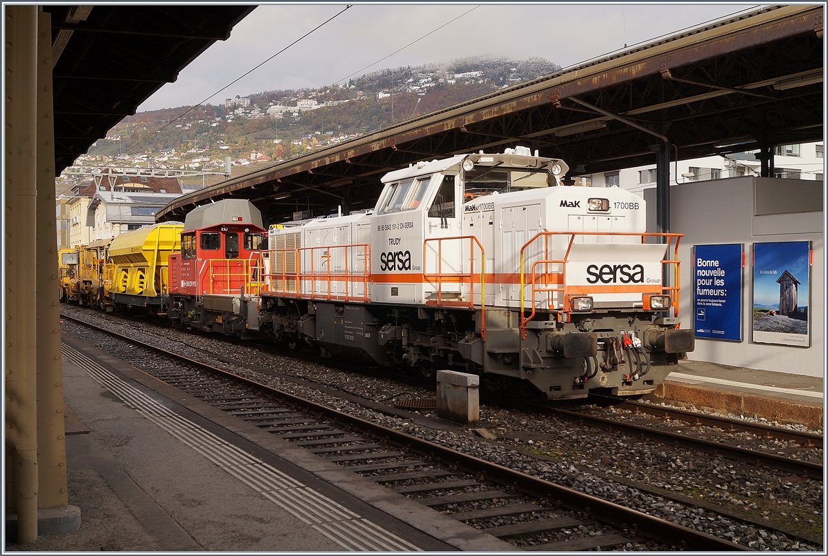 Die Sersa Group Am 843 151-2 (UIC 98 85 5843 115-2 CH-SERSA) TRUDY wartet in Vevey mit einem Bauzug auf die Weiterfahrt.

18. Nov. 2019