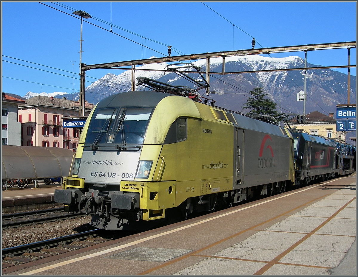 Die Siemens Dispolok ES 64 U2-098 und eine 185 von Crossrail in Bellinzona.
13. März 2006