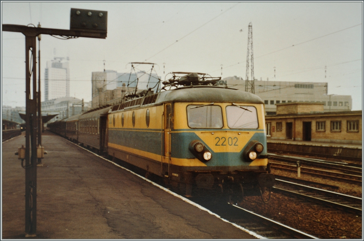 Die SNCB 2202 mit einem bunt gemischten Reisezug in Bruxelles Nord im Juni 1984. (Gescanntes Foto)