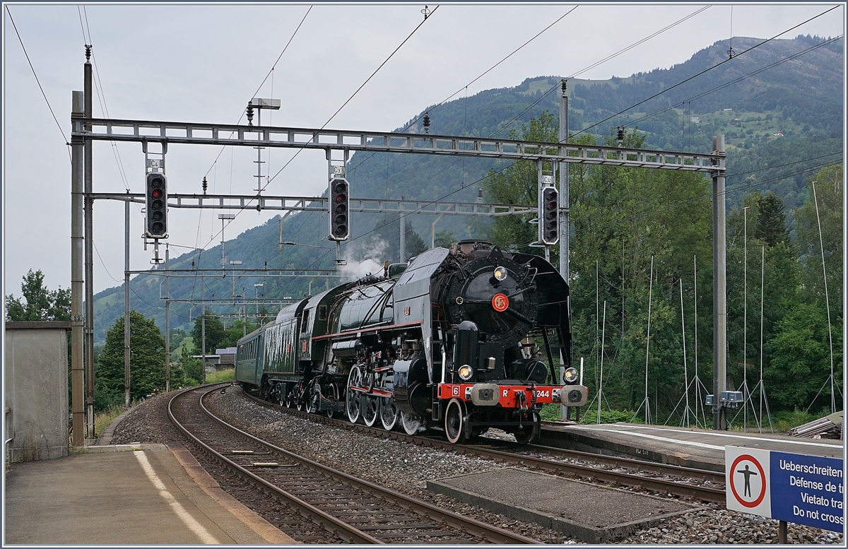 Die SNCF 141 R 1244 erreicht mit einem Extrazug Arth Goldau. 

24. Juni 2018 