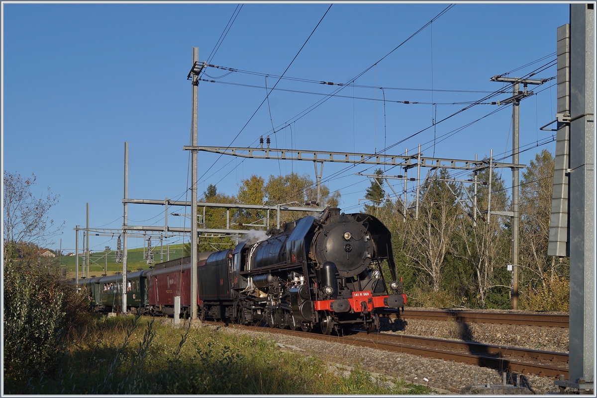 Die SNCF 141 R 568 auf ihrer Herbstrundfahrt bei der Ankunft in Palézieux. 

26. Okt. 2019