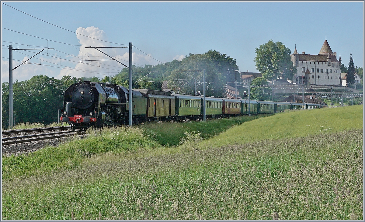 Die SNCF 141 R 568 (nun in Vallorbe beheimatet) fährt mit ihrem Extrazug bei Oron vorbei. Der Zug ist auf einer Tagesrundreise von Vallorbe über Lausanne - Payerne - (Lyss?) - Bern Romont und zurück nach Vallorbe, und kommt so ohne Fahrtrichtungswechsel aus.

2. Juni 2018