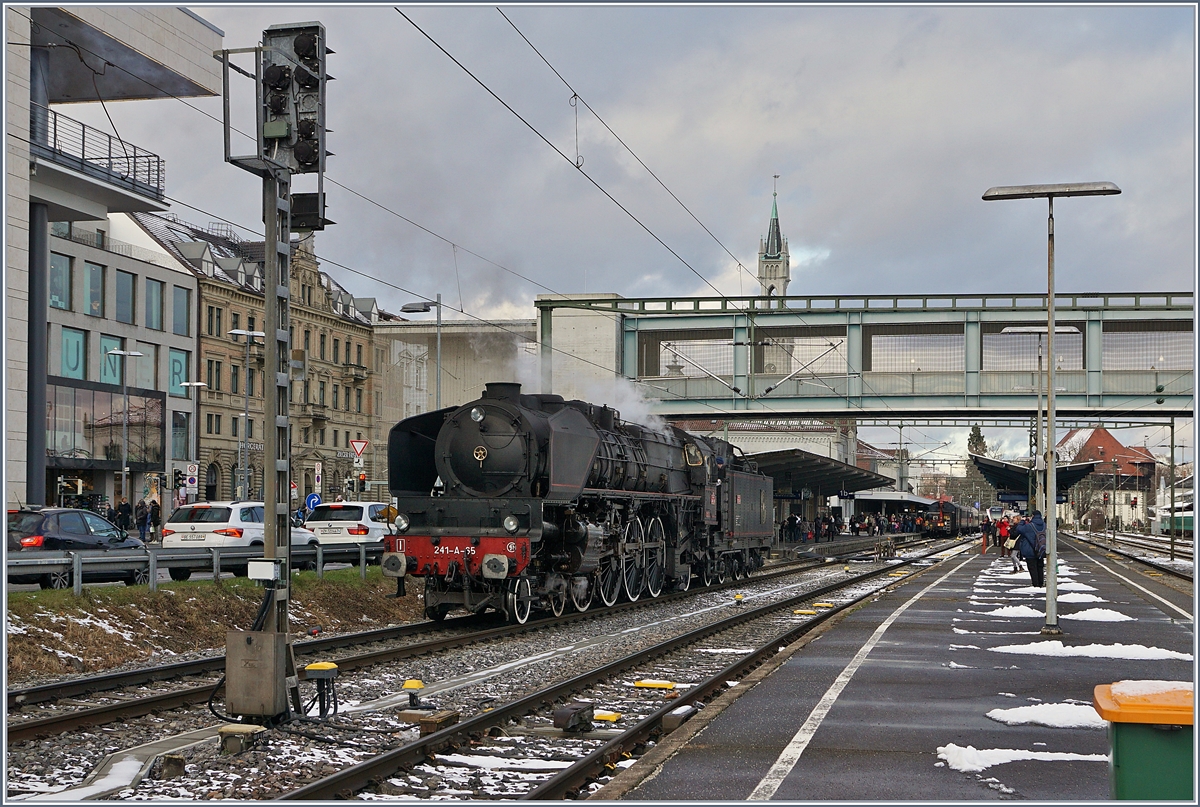 Die SNCF 241-A-65 manövriert sich an ihren Zug heran.
Konstanz, den 9. Dez. 2017