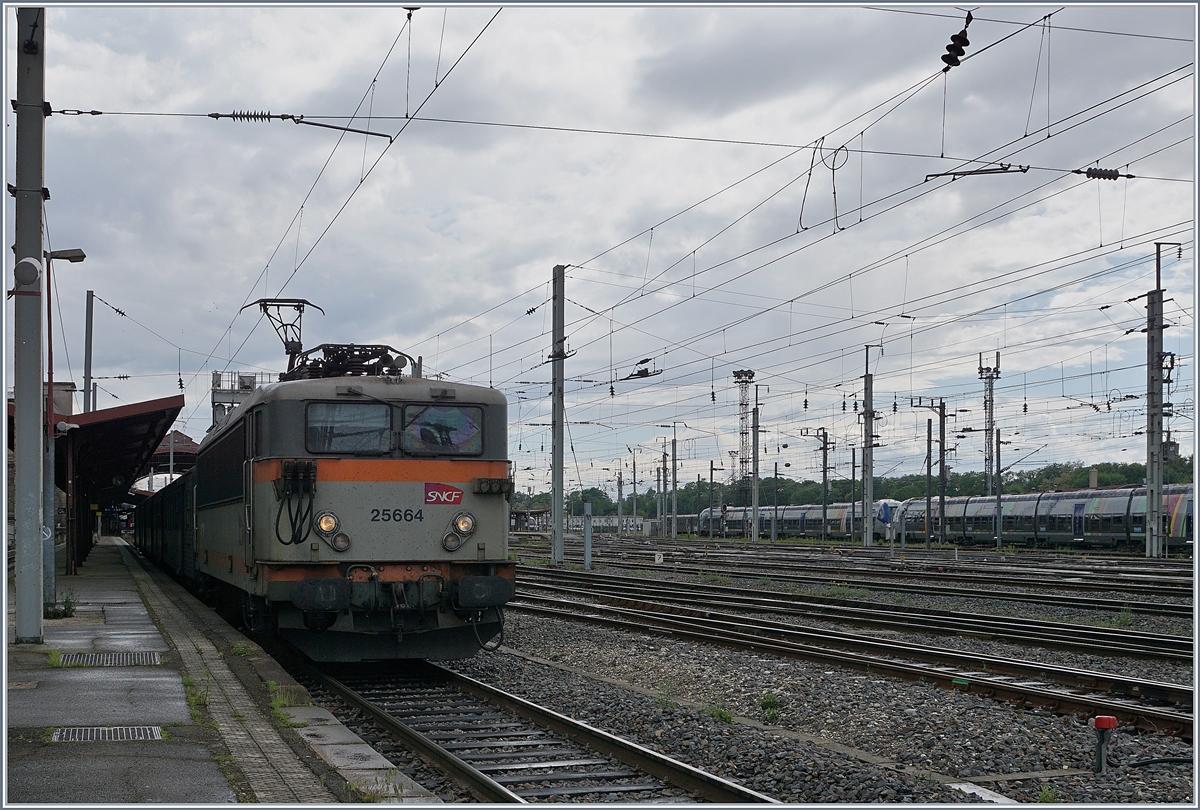 Die SNCF 25664 mit ihre TER in Strasbourg. 

28. Mai 2019
