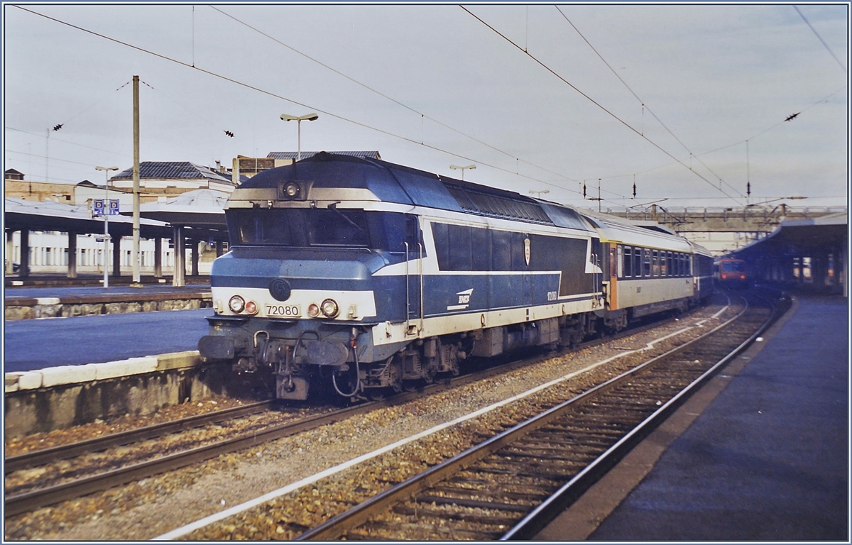 Die SNCF 72 080 wartet in Mulhouse mit einem Schnellzug der Linie 4 nach Paris Est auf die Abfaht. 
Analog Bild vom 31. Jan. 2000