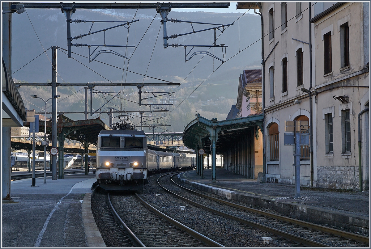 Die SNCF BB 22209 wartet in Bellegarde (Ain) mit ihrem TER nach Lyon auf die Abfahrt.

23. März 2019 