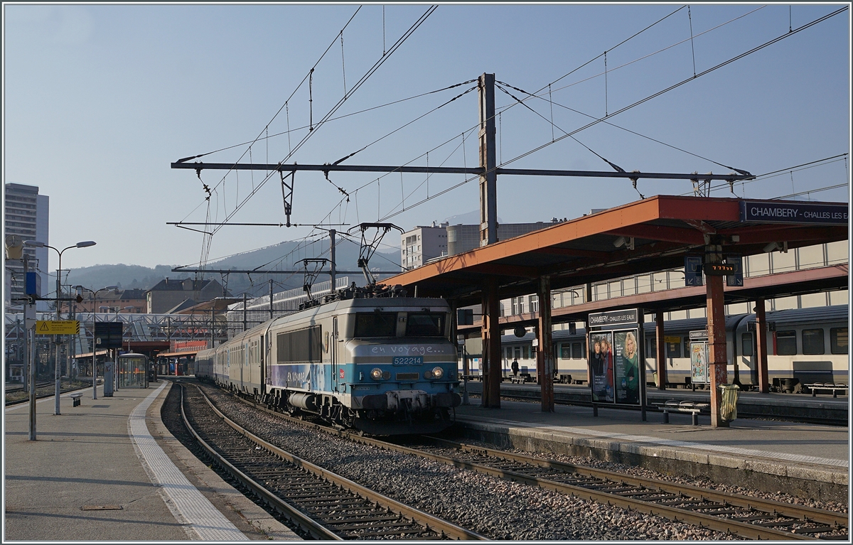 Die SNCF BB 22214 verlässt Chambéry-Challes-les-Eaux mit einem TER aus  Corail -Wagen. 

20. März 2022