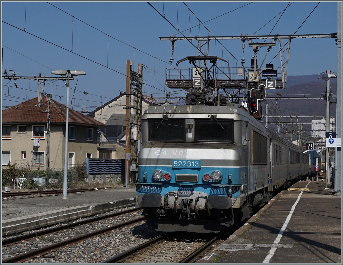 Die SNCF BB 22313 verlässt mir ihrem TEER nach Lyon den Bahnhof von Aix-Les Bains. 

22. März 2022