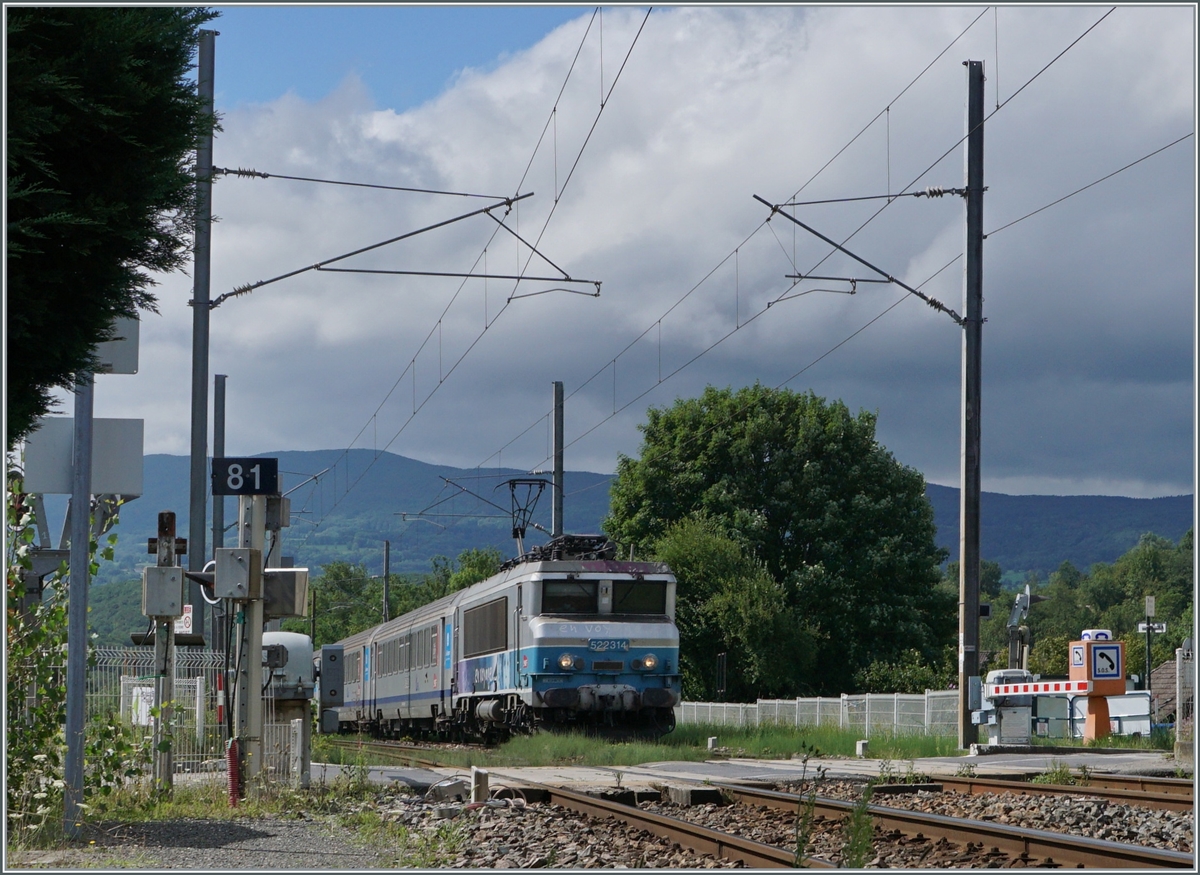 Die SNCF BB 22314  erreicht mit ihrem TER von Lyon nach Genève den Bahnhof Pougny-Chancy. 

16. Aug. 2021