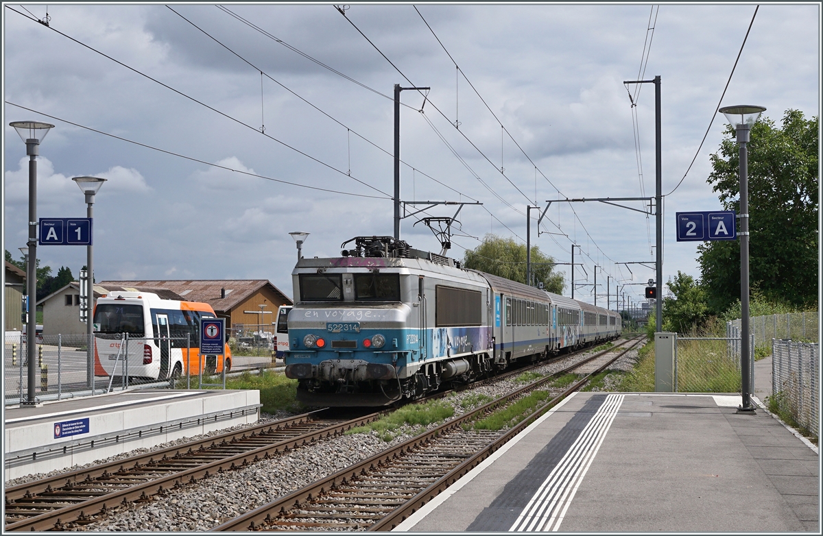 Die SNCF BB 22314 schiebt bei Satigny ihren TER in Richtung Genève. 

2. Aug. 2021