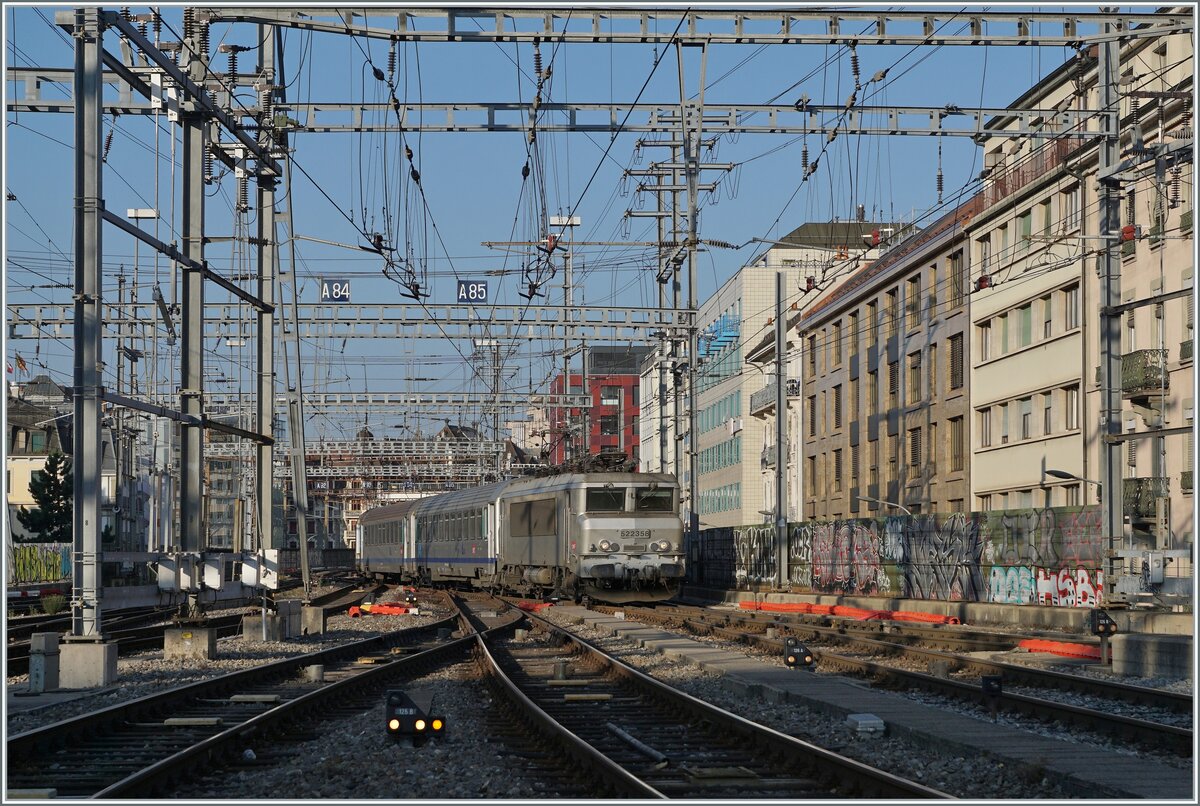 Die SNCF BB 22358 erreicht mit ihrem TER von Lyon kommend ihr Ziel Genève. Dazu müssen nicht nur die Weichen richtig stehen, sondern auch die entsprechenden Stromabschnitte die Lok mit 25000 Volt/50 Hertz Wechselstrom versorgen.

19. Juli 2021