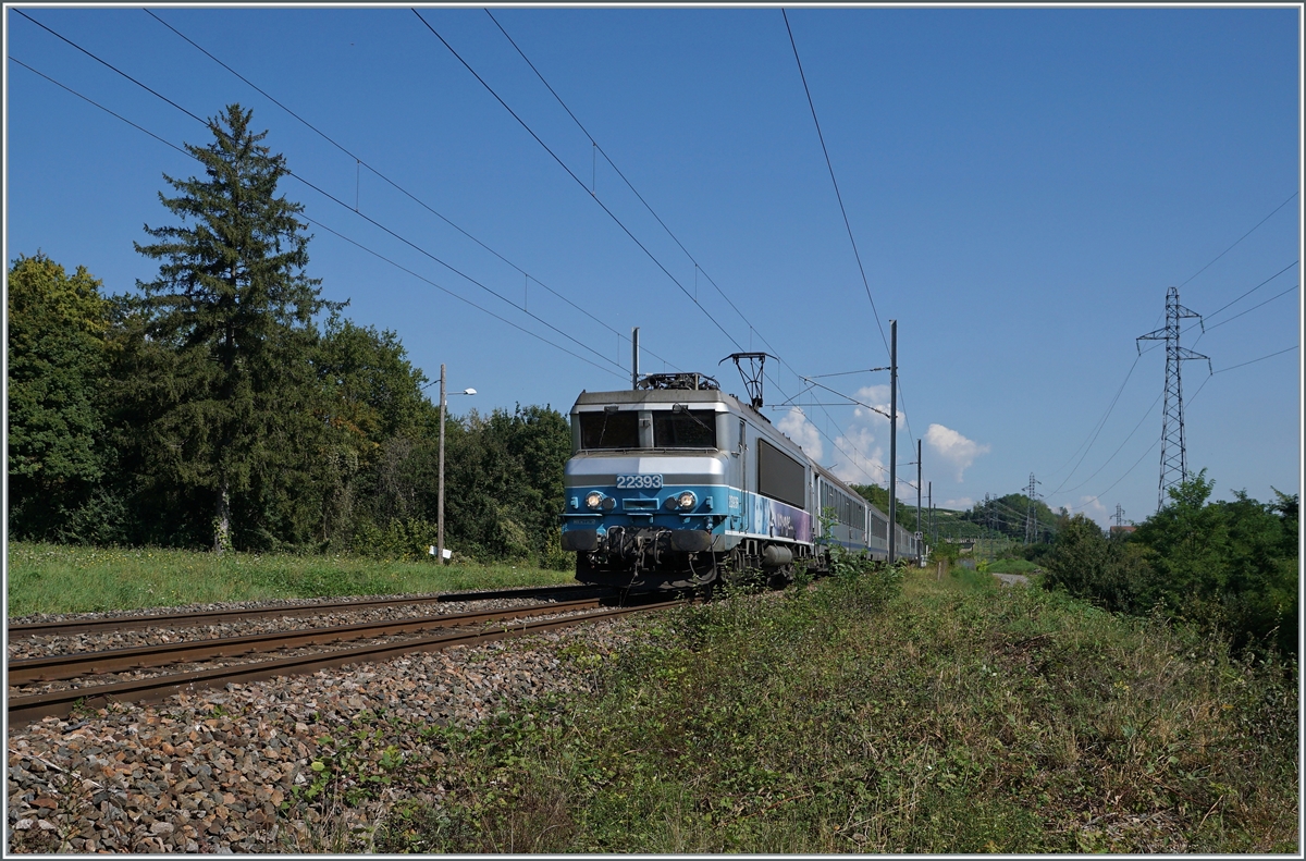 Die SNCF BB 22393 mit ihrem TER Genève - Lyon kurz vor Pougny-Chancy. 

6. Sept. 2021