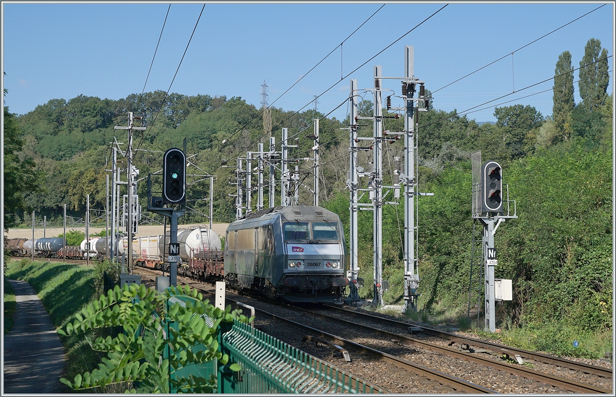 Die SNCF BB 26067  Sybic  passiert zwischen Pougny-Chancy und La Plaine kurz vor der Landesgrenze Frankreich / Schweiz die Systemwechselstelle zwischen der SNCF und SBB.

6. Sept. 2021 