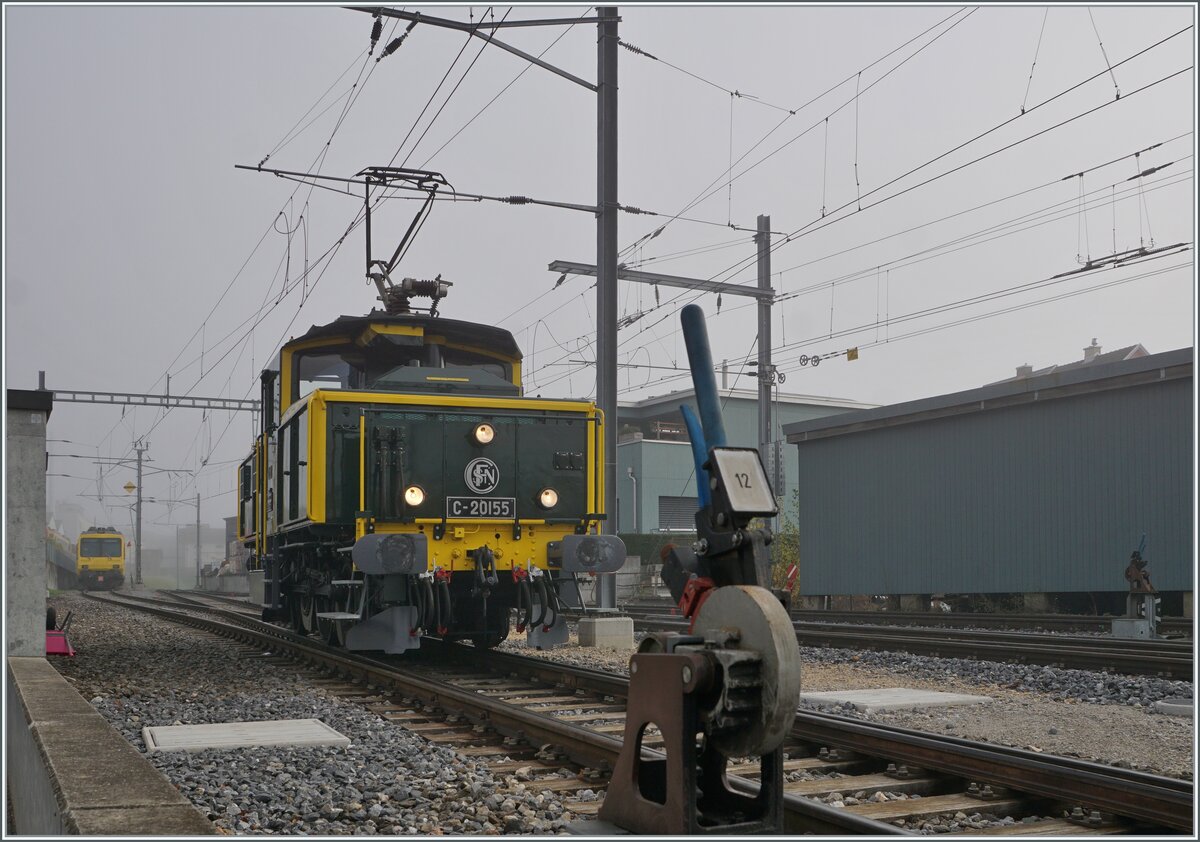 Die SNCF C 20155 UIC N° 97 85 1 932-0 (ex SBB Ee 3/3 II 16515, ex SNCF C 20155) des Verein  Team C-20155  steht hinter der Weiche 12 in Balsthal und wartet bis der R22 gewendte hat um dann am Bahnsteig können Interessierte für eine eine Führerstandmitfahrt zur Klus und zurück mitzunehmen. Die Ee 3/3 II fährt jeweils auf Blockdistanz zum halbstündlichen R22 in Richtung Klus und dann vor der Rückfahrt des R22 wieder zurück nach Balsthal. 

8. November 2025