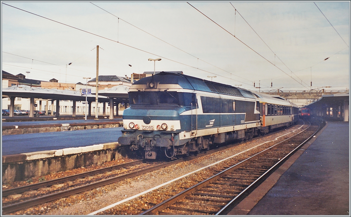 Die SNCF CC 72080 wartet mit einem Schnellzug in Mulhouse auf die Abfahrt nach Paris.

Analogbild vom  31. Jan. 2000