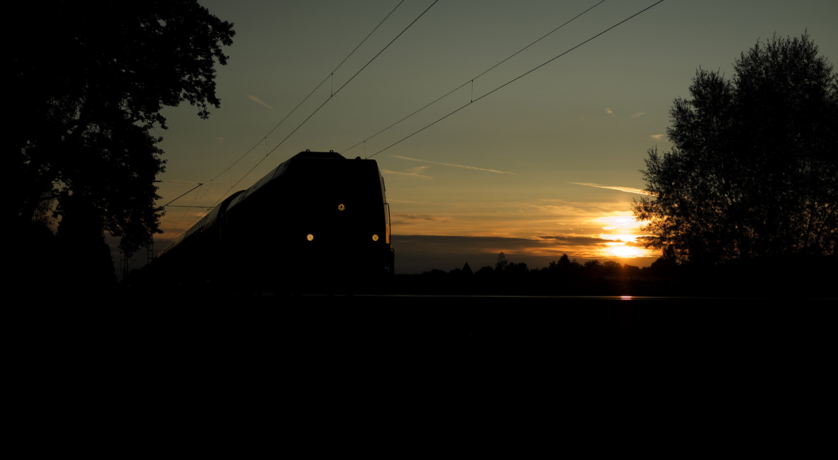 Die Sonne am 4. September 2017 war in Poing gerade damit beschäftigt, unterzugehen - als eine 245 mit ihrem Doppelstockzug von München Hbf nach Mühldorf sie hinter sich ließ.