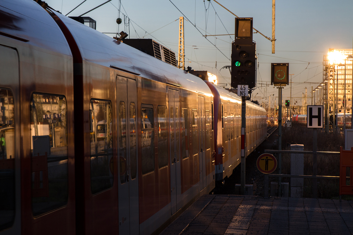 Die Sonne am frühen Abend des 26.01.16 spiegelte sich an einem Bürogebäude, als am Bahnsteig 5 des Münchner Ostbahnhofes die Ausfahrt einer S-Bahn nach Ebersberg fotografiert wurde.