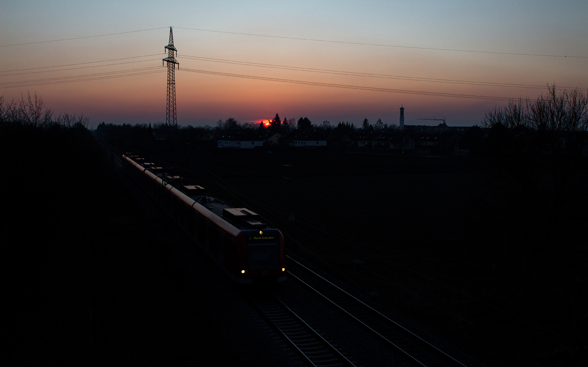 Die Sonne verabschiedete sich vom 09.03.16 in Heimstetten, als sie eine 423-Doppeleinheit als S2 nach Markt Schwaben hinter sich ließ.