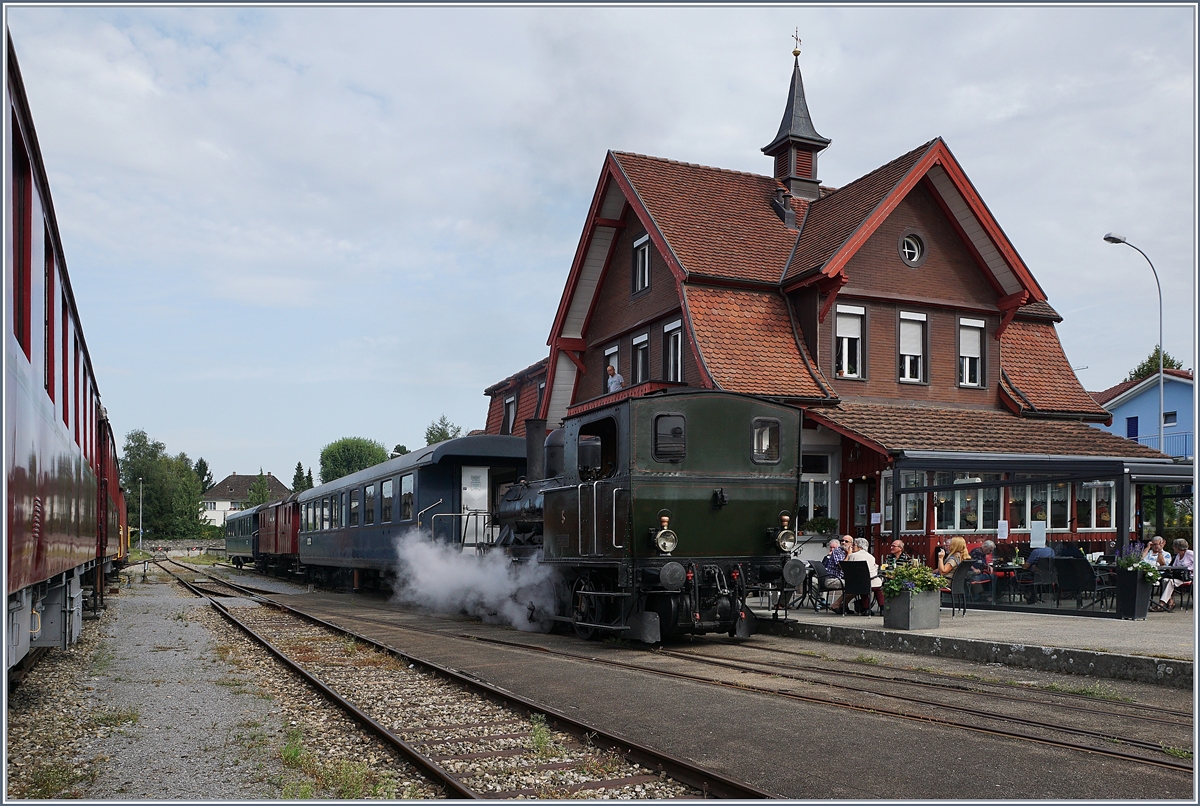 Die ST E 3/3 N° 5 mit ihrem Dampfzug vor dem schmucken Bahnhofsgebäude in Triengen. 
27. Aug. 2017