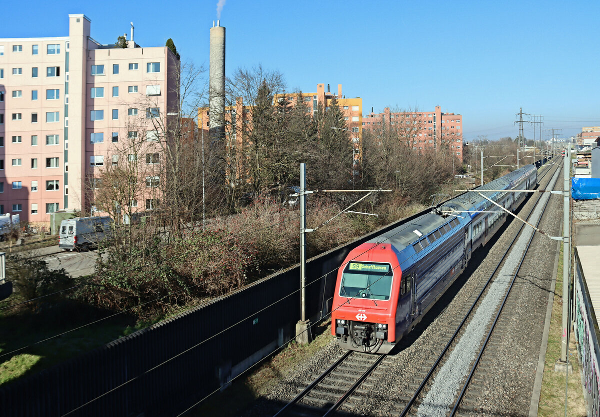 Die Strecke Uster - Wetzikon - Rüti ZH - Rapperswil: Von Zürich herkommend ist die Strecke bis Uster stark von der Bautätigkeit im zürcher Hinterland geprägt, erst nach Uster sind freie Landflächen dominant. In Nänikon-Greifensee durchfährt eine S9 (gestossen von der 450 075) die neue Siedlung. Der Zug hat in Uster begonnen und fährt nun über Zürich und Bülach nach Schaffhausen. 5.März 2025 