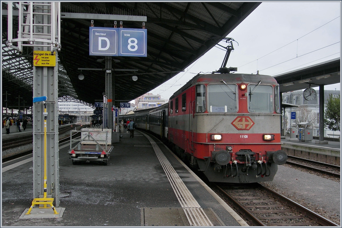 Die Swiss Express RE 4/4 II 11109 mit ihrem Ersatzzug für den IR 1714 beim Halt in Lausanne.
10. Jan. 2017