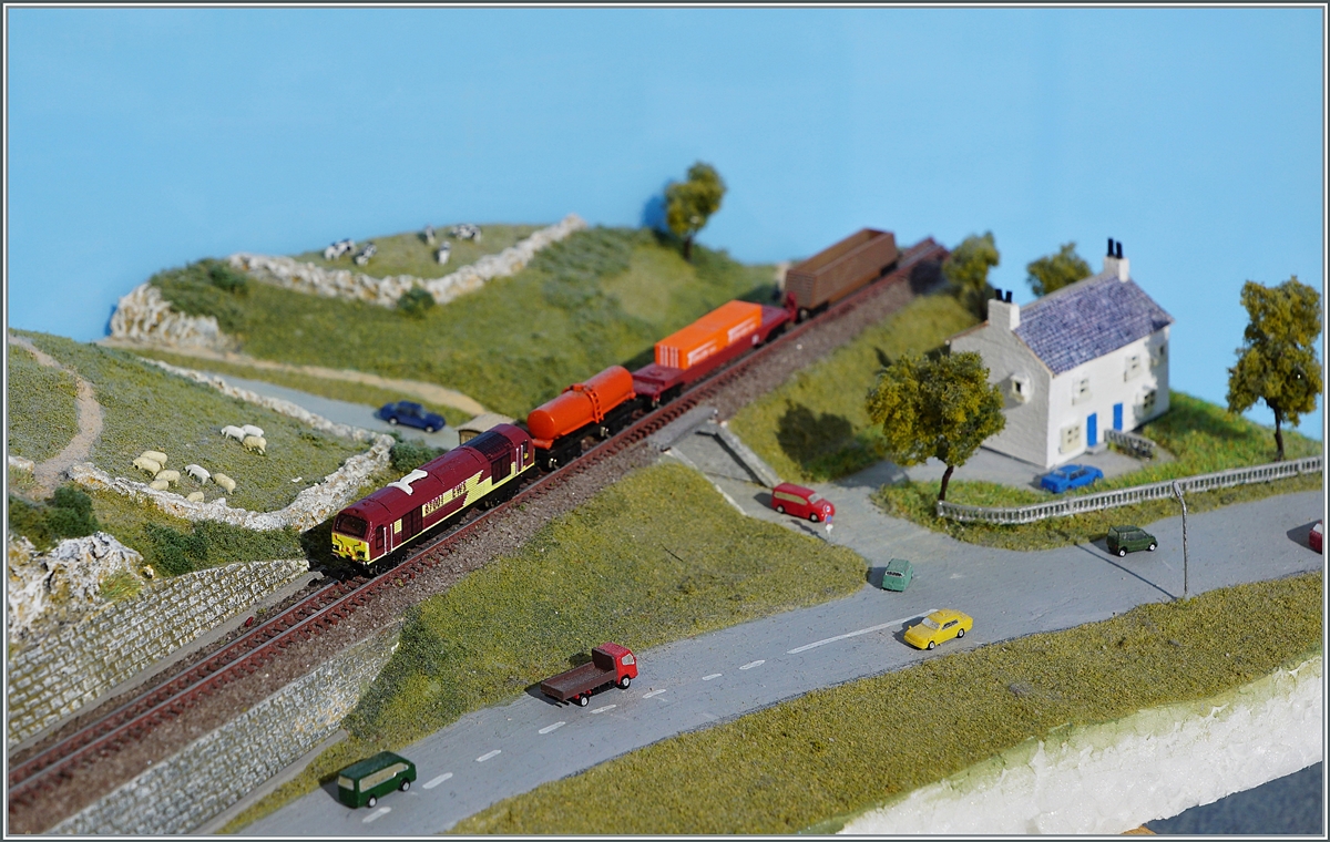 Die T Gauge (Massstab 1:450 / 3 mm Spurweite) EWS 67001 mit einem Güterzug auf meinem T-Gauge ca 25 x 20 cm  grossen  Diorama. 

14. Februar 2021