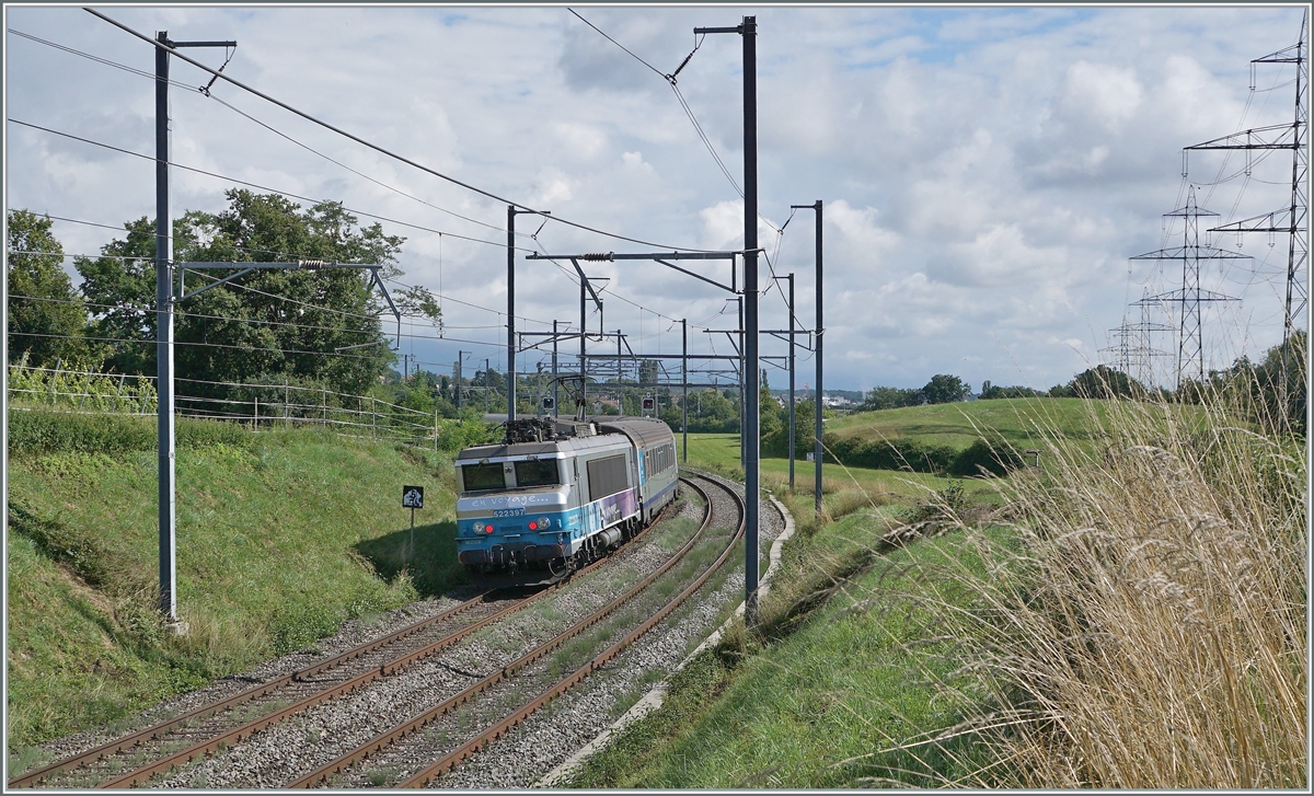 Die TER Lyon - Genève sind nicht einheitlich gereiht, d.h. die Lok nicht immer Seite Genève oder Lyon und so wurde ich bei diesem TER unangenehm überrascht, als die BB 22d397 statt ziehend im besseren Licht, schiebend im Gegenlicht daher kam. 

Bei Satigny, den 2. Aug. 2021