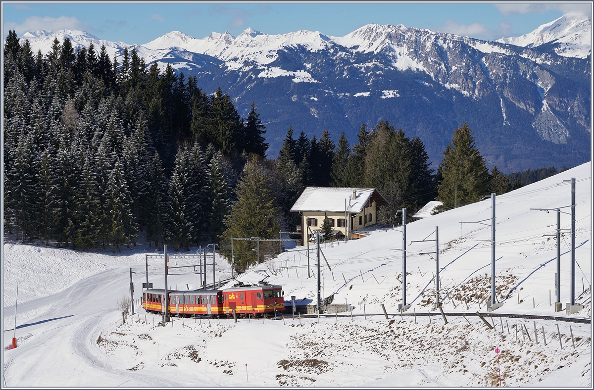 Die TPC BVB HGe 4/4 31 verlässt mit ihrem Zug die Station Col-du Soud.


5. März 2019