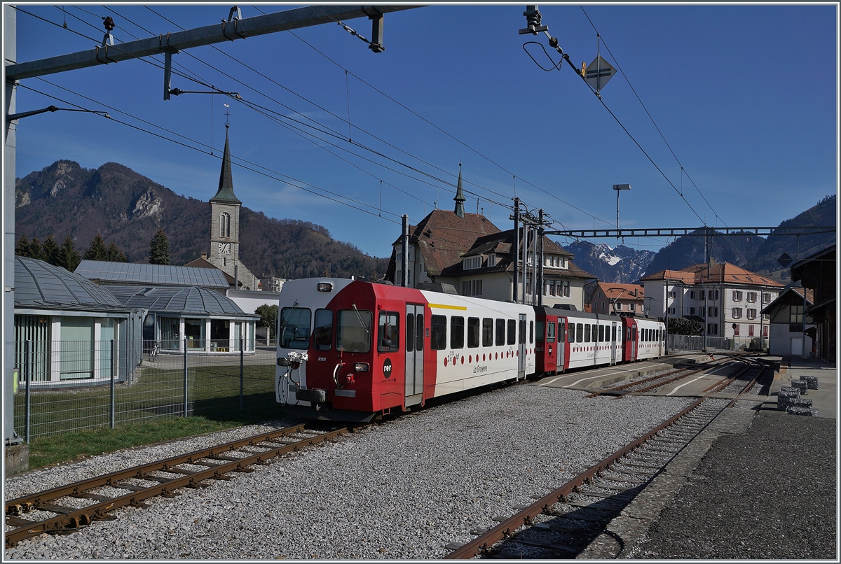 Die TPF Meterspur Strecke Bulle - Broc Fabrique wird nach Ostern auf Normalspur umgebaut, folglich sind dann hier keine Meterspur -Z�ge mehr zu sehen. Im Bild der TPF Regionalzug S60  mit dem ABt 223, dem Bt 224 und dem schiebenden Be 4/4 124 beim Halt in Broc-Village. 

2. M�rz 2021