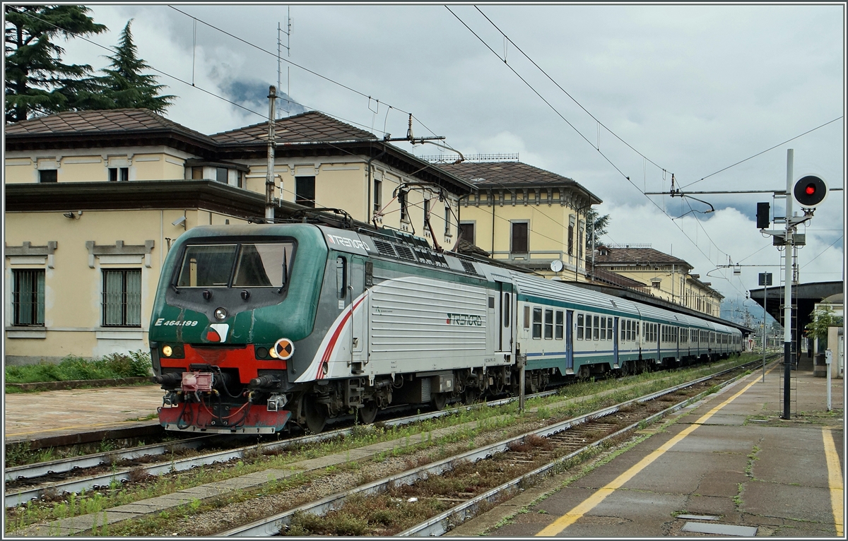 Die Trenord 464 199 mit eienm FS Regionlöazug in Domodossola.
2. Juli 2014