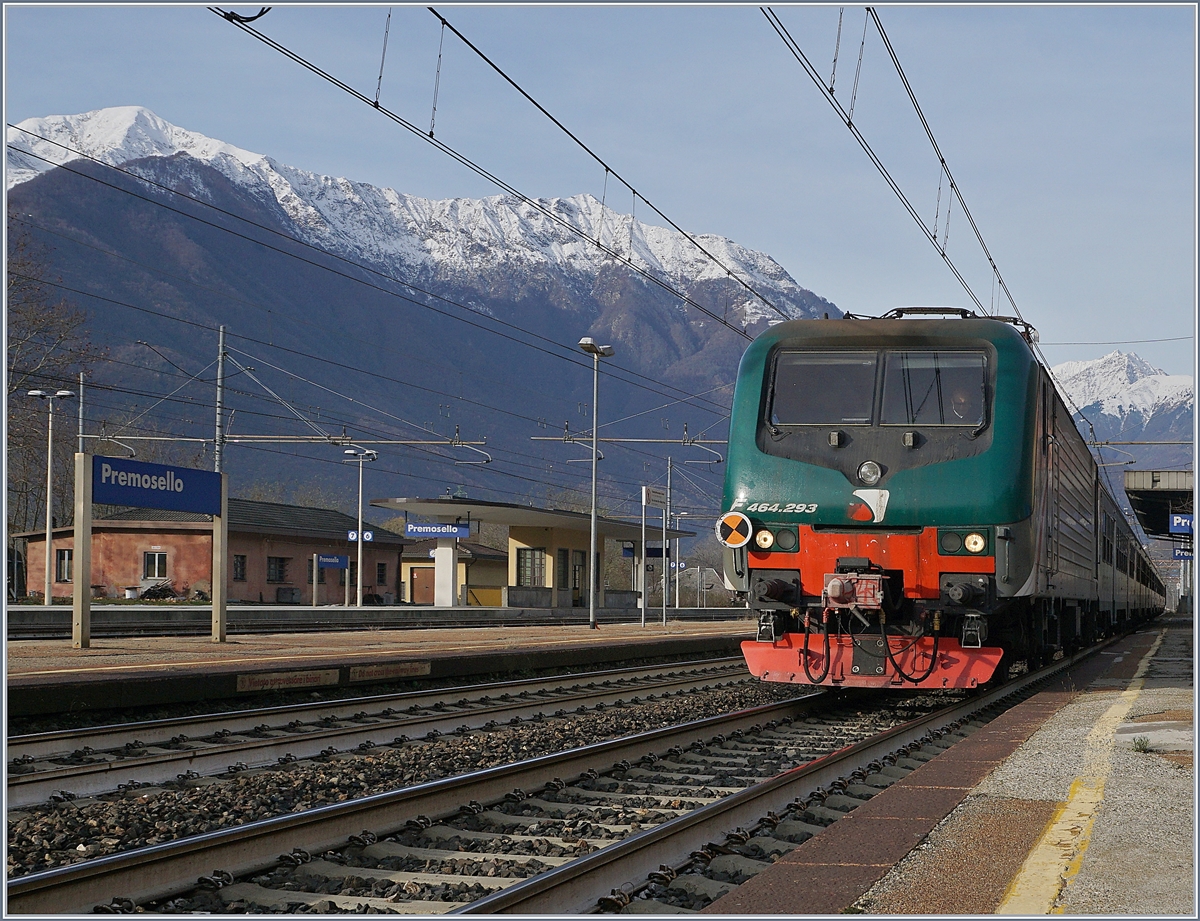 Die Trenord E 464.293 mit einem Regionalzug nach Milano Porta Garibaldi in Premosello Chiovenda.
29. Nov. 2018
