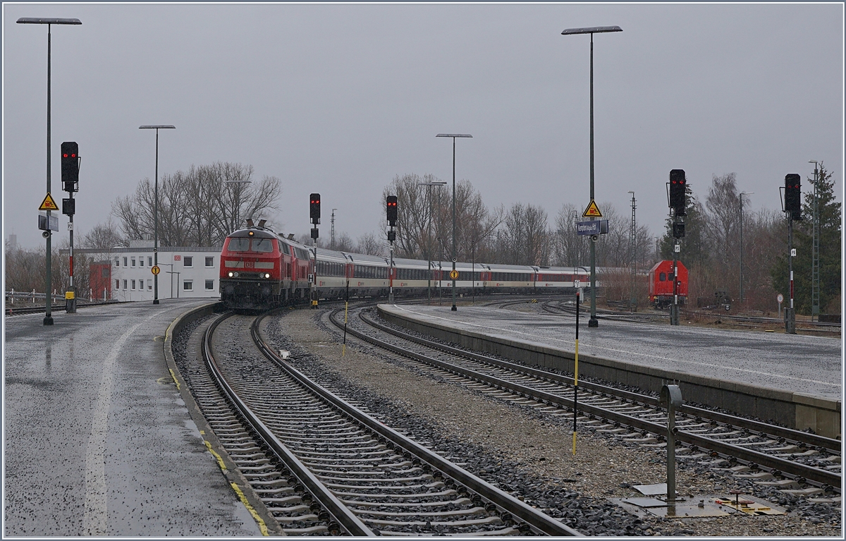 Die V 218 498-4 und 420-8 erreichen mit dem EC 194 Kempten im Allgäu. 

15. März 2019