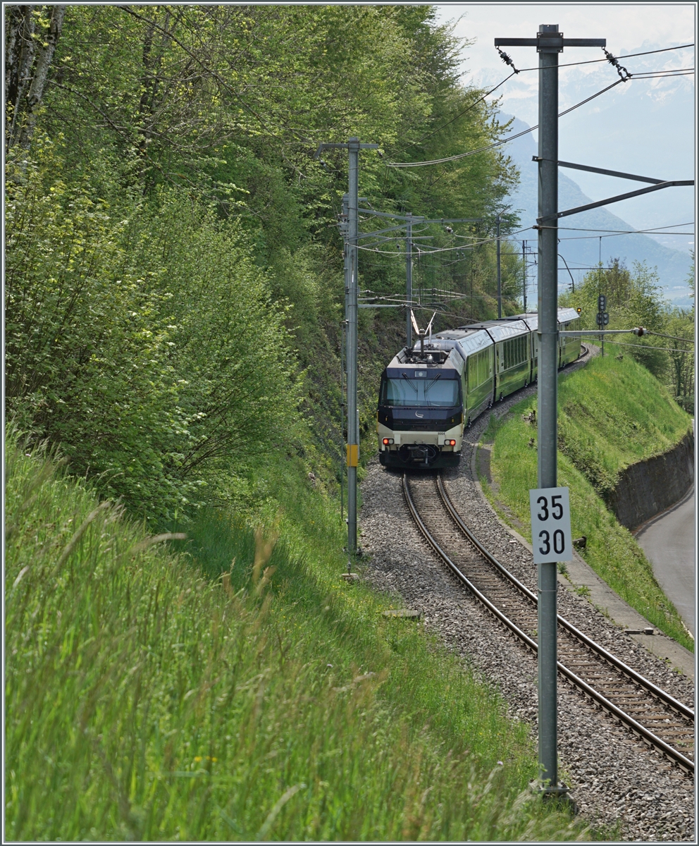 DieMOB Ge 4/4 8004 ist kurz nach Chamby mit dem  Golden Pass Express von Zweisimmen nach Montreux unterwegs. 

6. Mai 2023 