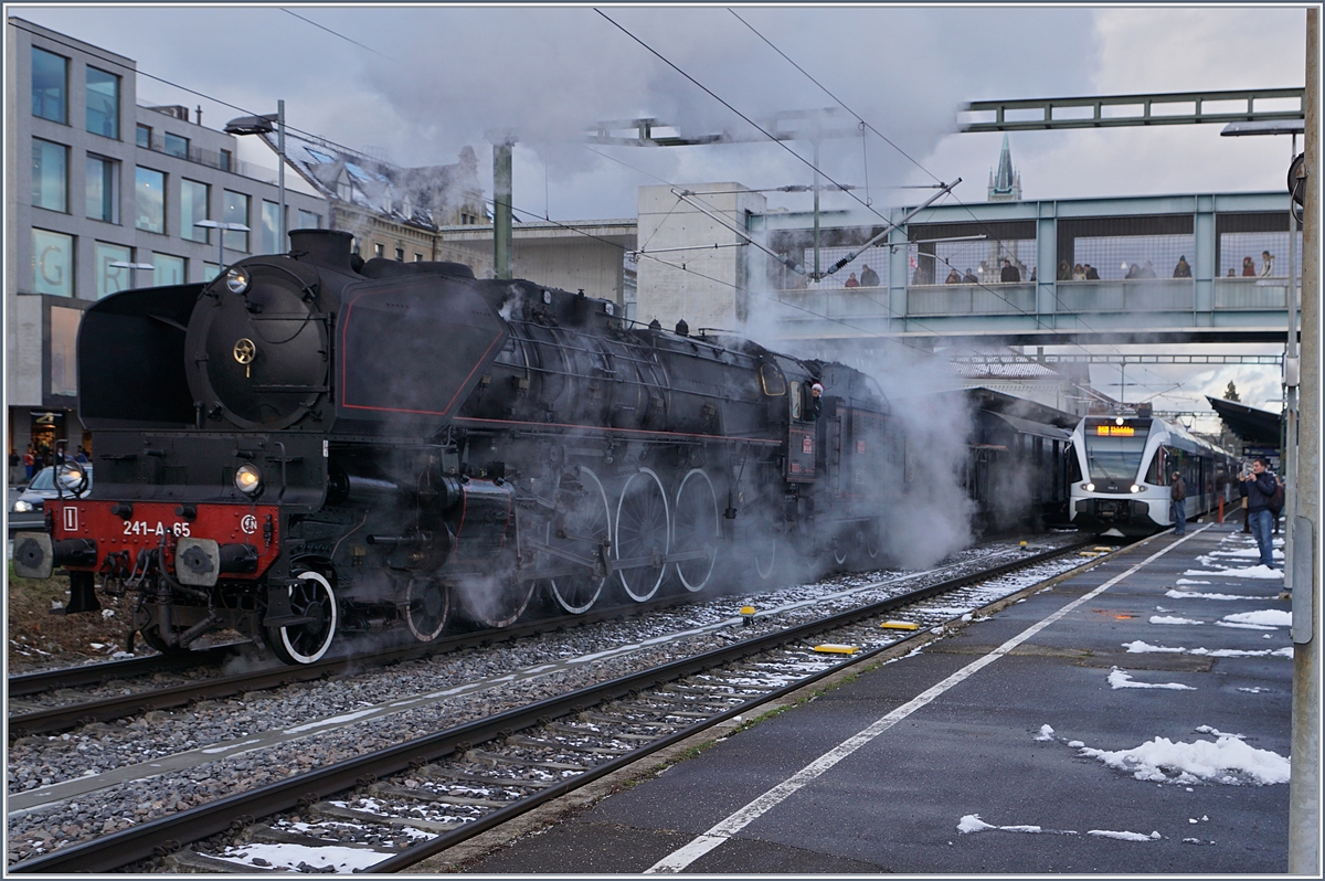 Dies ist nun definitiv das letzte Bild, jedenfalls für diesen Tag: Noch einmal in voller Grüsse und Schönheit zeigt sich die elegante SNCF 241-A-65 in Konstanz.
9. Dez. 2017