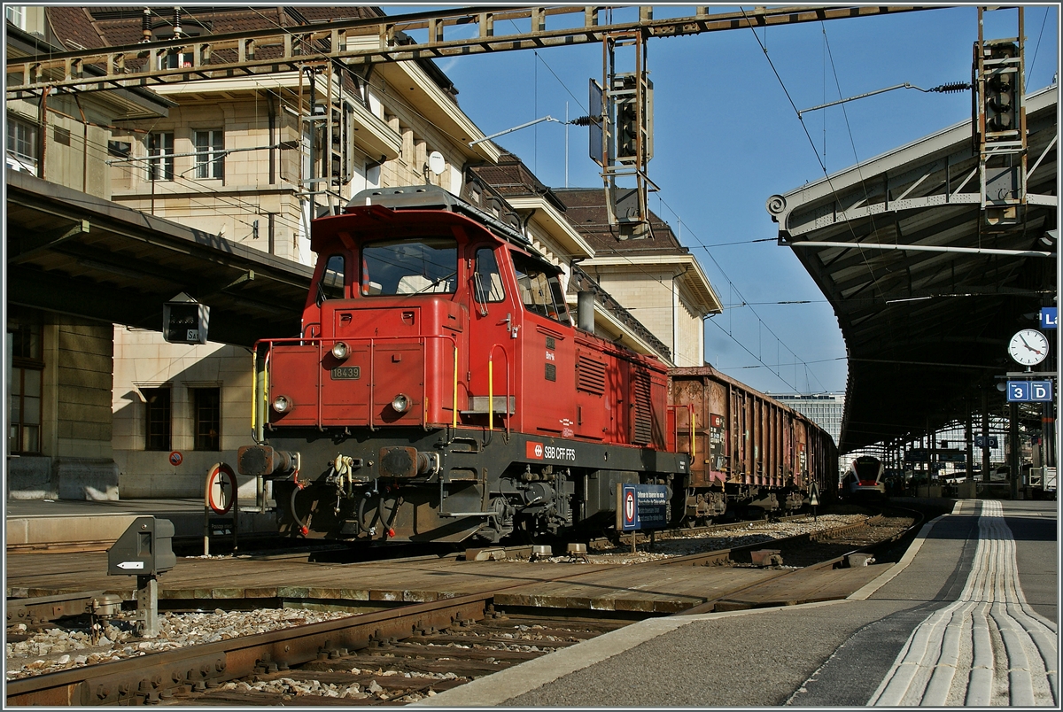 Diese Bm 4/4 und ihre Eaos sollte im  Erstfall  die Fussballfans daran hindern, von ihrem Ankufts-/Abfahrtsgleis den Rest des Bahnhofs zu erreichen. 
Lausanne, den 11. März 2012
