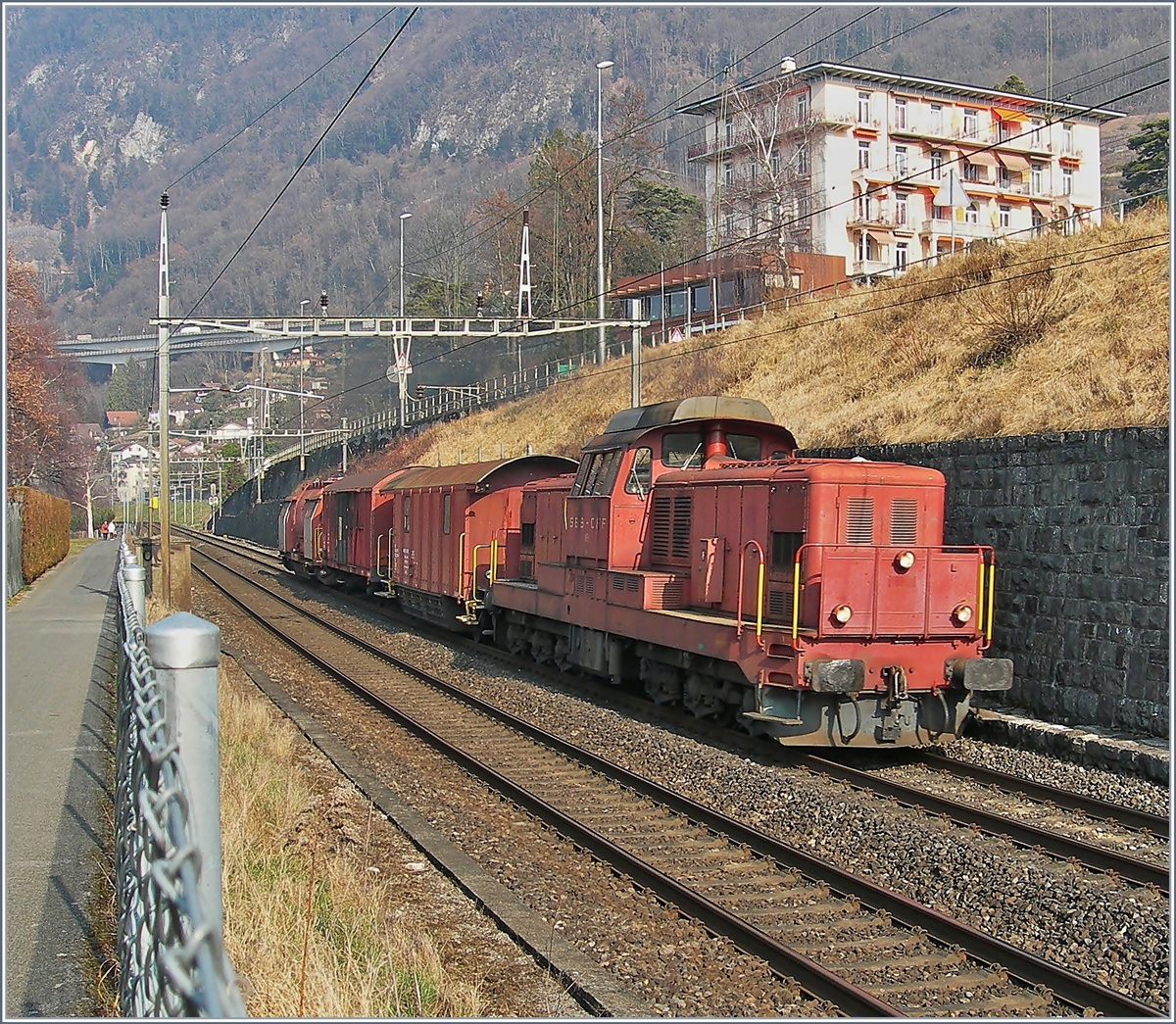 Diesen Zug sieht niemand gerne: Bm 6/6 mit Hilsfzug bei Villeneuve am 15. Februar 2008.