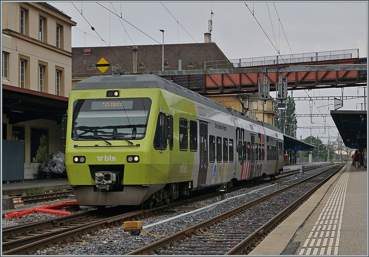 Dieser  NINA  nennt sich  LINA  und wirbt mit  Dini Lehrsteu ir Region  für dringend benötigten Nachwuchs im öffentlichen Verkehr. Der BLS RABe 525 010 wartet in Neuchâtel auf die Abfahrt als S5 nach Bern. 

15. August 2021