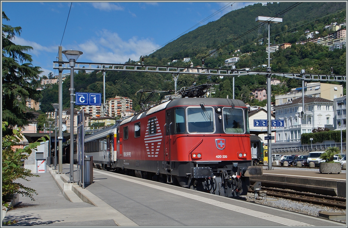 Dioe SBB Re 4/4 II (420 220) in Locarno.
21. Juni 2015