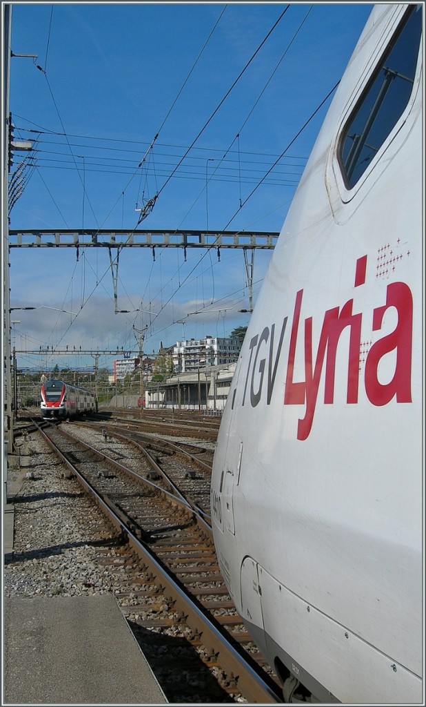 Dominiert das Bild obwohl der RABe 511 mich zum abdrcken motivierte: TGV Lyria
Lausanne, den 18. Okt. 2013
