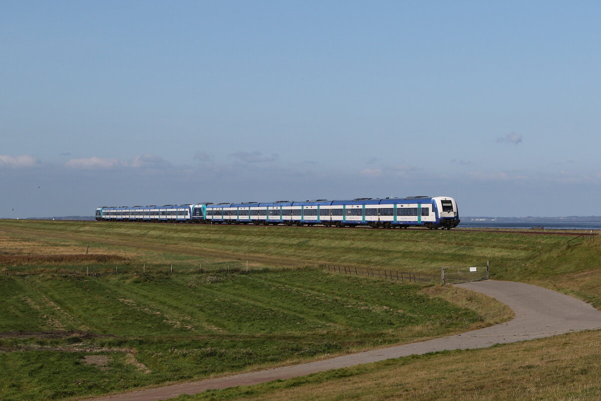 Doppelte Nahverkehrszug-Garnitur aus Sylt kommend am 15. September bei Klanxbll.