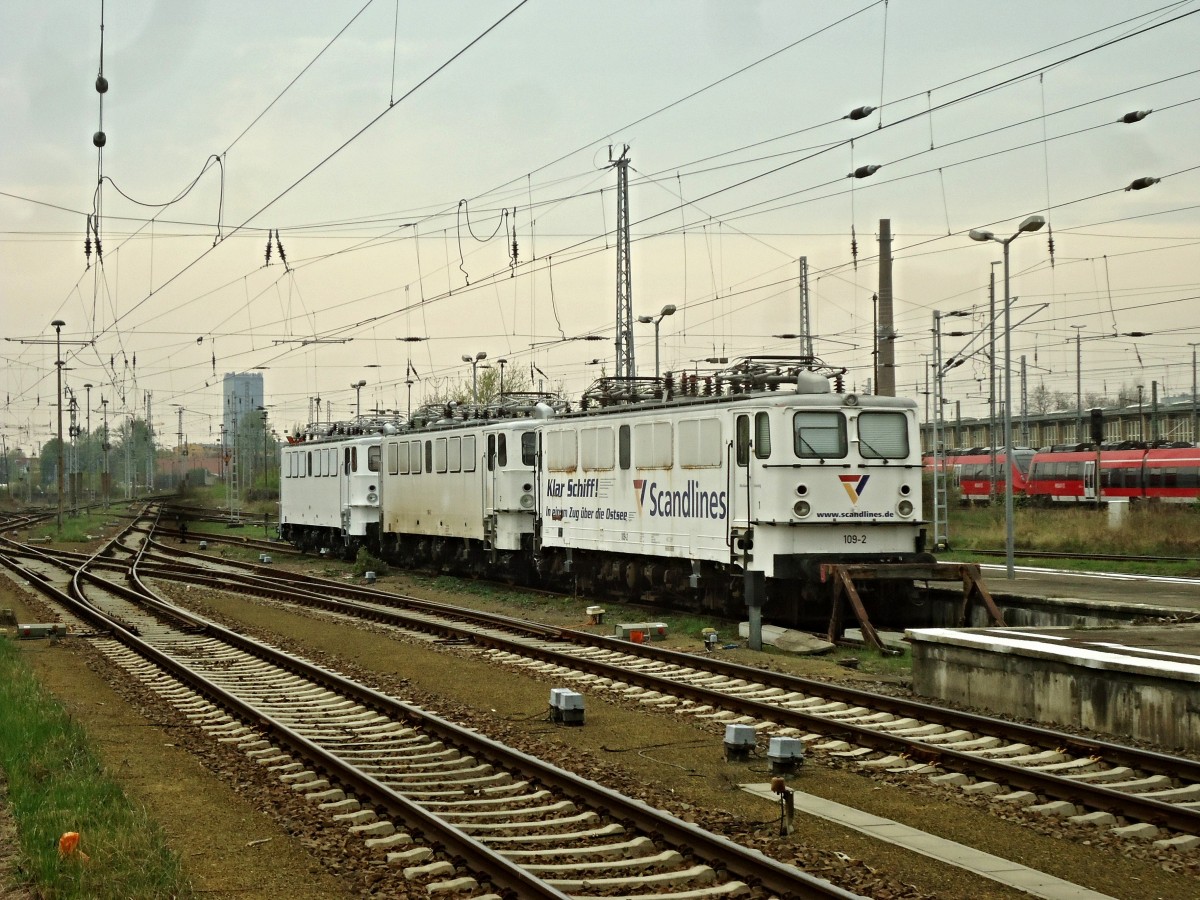 Drei 109er auf einen Schlag... 109-2 (109 013-3), 109-3 (109 073-7) und 109-1 (109 084-4) stehen am 05.04.2014 abgestellt in Berlin Lichtenberg.