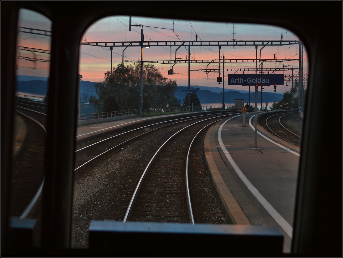 Drittletzter Planeinsatz von RBe 540 bei der SBB. 

Aufenthalt in Arth-Goldau. Blick vom Einstiegsbereich nach vorne bis hin zum Zuger See. Oktober 2014
