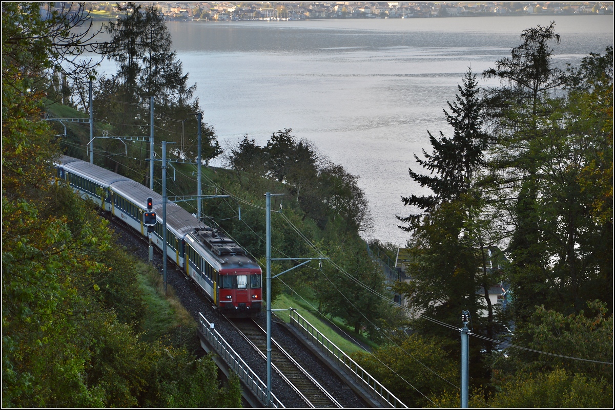 Drittletzter Planeinsatz von RBe 540 bei der SBB. Dieser Zug mit RBe 540 039-5 an der Spitze und RBe 540 034-6 am Ende bringt die Bergwanderer nach G�schenen. Hier am Zuger See bei Walchwil, der Blick �ber den See reicht gerade eben bis Arth. Oktober 2014.