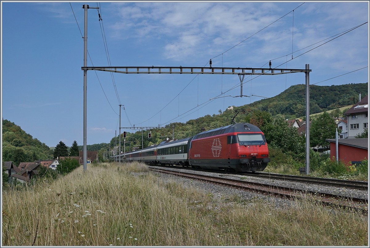 Durch Bauarbeiten auf der Stammstrecke via Tecknau, wurden im Sommer 2018 etliche Züge via die  Alte Hauensteinlinie  umgeleitet. 
Im Bild die SBB Re 460 043-6 mit einem IR nach Basel SBB bei der Durchfahrt in Läufelfingen. 

7. Aug. 2018