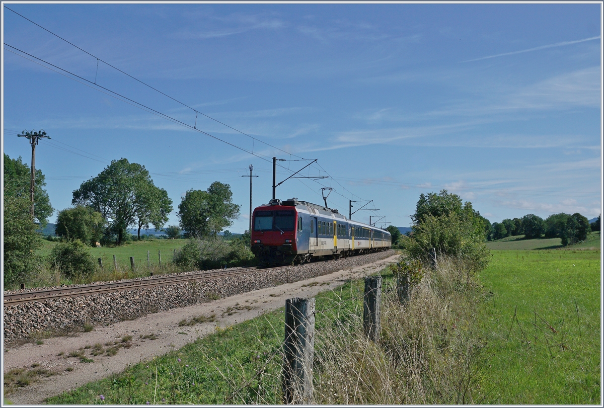 Durch die weite Juralandschaft im Département Doubs fährt der SBB RE 18123 kurz nach seiner Abfahrt in Richtung Pontarlier.

21. August 2019