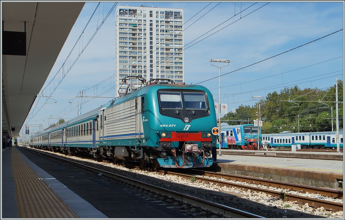 E 464 571 mit einem beschleunigten Regionalzug von Piacenza nach Ancona beim Halt in Rimini
16. Sept. 2014