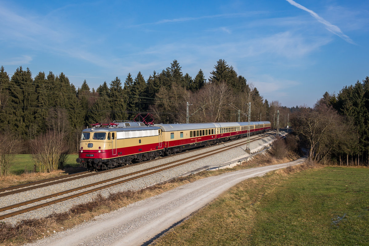 E10 1309 mit dem  Rheingold  aus Salzburg kommend am 2. Januar 2017 bei Grabensttt.