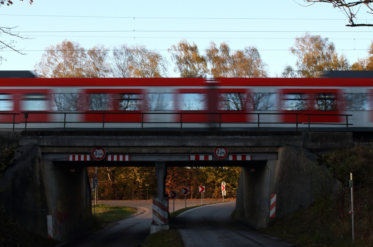 Ein 423 als S2 berquert am 03.11.13 eine etwas ltere Eisenbahnbrcke am Ortsrand von Poing. 