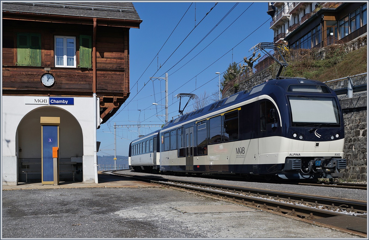 Ein Alpina (Be 4/4 - ABe 4/4 Serie 9000 mit Zwischenwagen) ist als Regionalzug 2224 von Montreux nach Zweisimmen unterwegs und macht in Chamby einen kurzen Halt.
27. März 2017