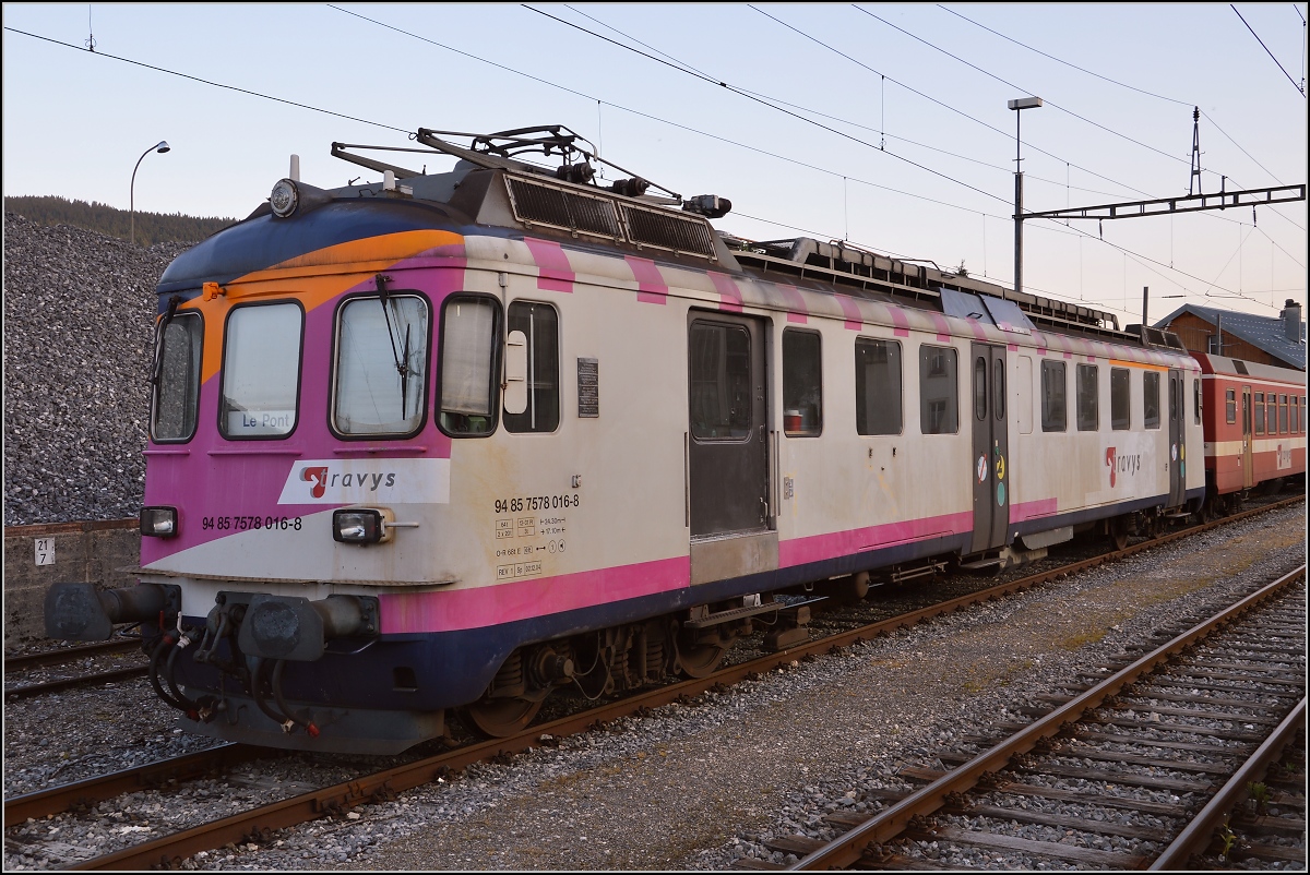 Ein alter Bekannter vom Bodensee und Thurgau. Der mittlerweile 51-jährige ABDe 4/4 16 der Mittelthurgau fristet sein Dasein in der Höhenluft des Jura an einem kleinerem See, dem Lac de Joux. Im Thurgau waren diese Züge bis 2005 aktiv und 11 Jahre sogar als Besonderheit vom Bodensee unter dem Namen Seehas bekannt und bei Fahrgästen beliebt. Heute trägt er die Nummer ABDe 578 016-8. Juli 2016.
